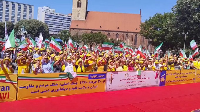 KRangkaman's tweet image. در قيام‌هاي ۹۶ و ۹۸ و ۴۰۱ هم همه جا پر از شعارهاي مرگ بر ديكتاتور و مرگ بر خامنه اي بود، جرأت ملت ايران در سرنگوني شاه و شيخ و در آتش كانون‌ها و فرزندان رشيدش از ۳۰ خرداد ۱۳۶۰ تا همين امروز شعله‌ور است
#کانونهای_شورشی
#راه_حل_سوم_ایران
#شصت_سال_مقاومت
#BrusselsFreeIranRally