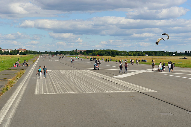 Feldomma @feldomma@mastodon.social (@feldomma) on Twitter photo Am Sonnabend, 6. September 2025 von 14 bis 16 Uhr
gibt es eine Erkundungsreise vom #TempelhoferFeld
bis auf den #THFtower.
qm-germaniagarten.de/aktuelles/die-…
Foto: Grün Berlin GmbH/© Holger Koppatsch Am Sonnabend, 6. September 2025 von 14 bis 16 Uhr
gibt es eine Erkundungsreise vom #TempelhoferFeld
bis auf den #THFtower.
qm-germaniagarten.de/aktuelles/die-…
Foto: Grün Berlin GmbH/© Holger Koppatsch