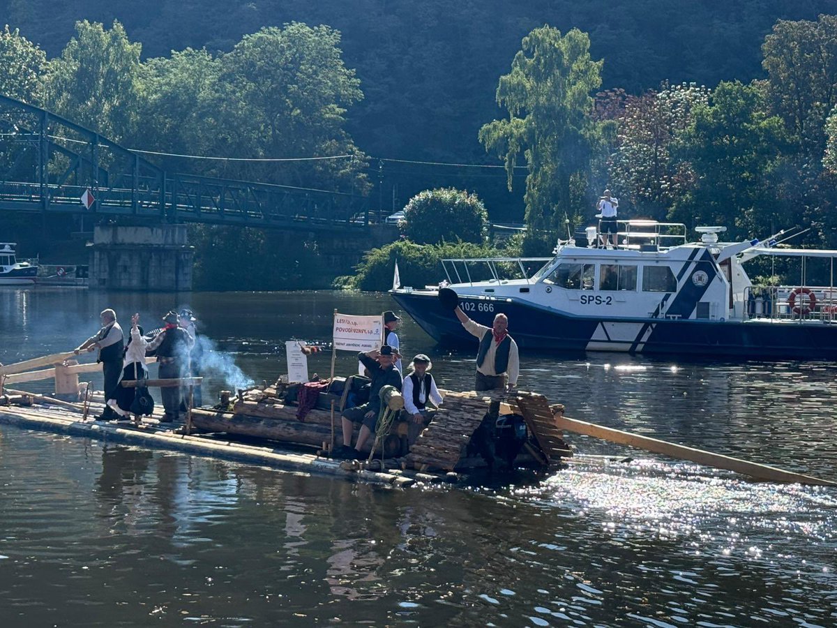 Vor s Vltavskou štafetou vyrazil ku Praze za doprovodu naší SPS 2❤️ #vltavaslavnaasplavna #vnitrozemskaplavba ⚓️🚤🚢⛴️