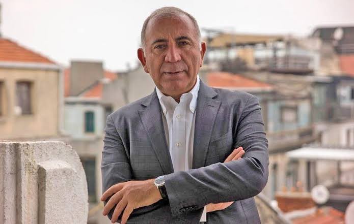 baskin_medya's tweet photo. Gürsel Tekin: "Kimseyi üzmek istemem. Partiyi bu duruma ben getirmedim.

Ortada bir cenaze var, o cenazeyi kaldırmayalım koksun mu?

Partiden ihraç edildiğim hemen açıklandı. İtirafçı olup da halen parti üyesi olan bildiğim 7 kişi var. Onlara dokunulmuyor." https://t.co/KMrQZ8XKhJ