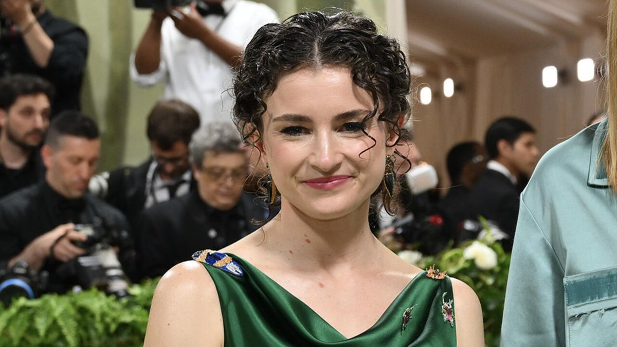 À Vogue, Chloe Malle succède à la papesse de la mode Anna Wintour f24.my/BP8t.x