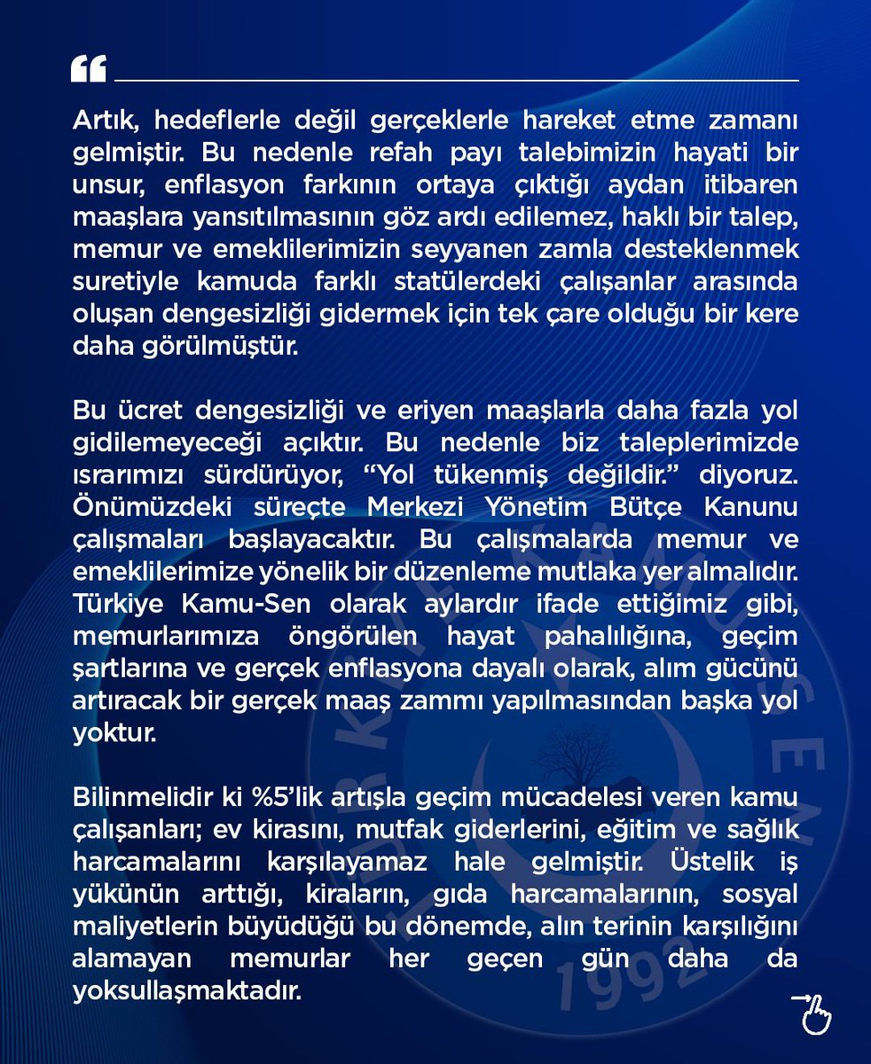 TurkBuroSenGM's tweet photo. 📌 MEMUR VE EMEKLİ İÇİN YENİ BİR DÜZENLEME ŞART OLMUŞTUR
 
📌 TÜİK, ağustos ayına ilişkin enflasyon rakamlarını açıkladı. Buna göre geçtiğimiz ay içinde mal ve hizmet fiyatları ortalama %2,04 oranında yükseldi. Yıllık enflasyon ise %32,95 olarak belirlendi. Yılın ikinci yarısında, yalnızca temmuz ve ağustos aylarında yaşanan enflasyon %4,14 oranına ulaştı. Yıl sonuna daha 4 ay olmasına rağmen temmuz ayında memur ve emeklilere verilen %5’lik artış neredeyse tamamen eridi. 
 
📌 Uzun bir zamandan beri, enflasyon rakamları her açıklandığında aynı senaryo ile karşılaşıyoruz: Enflasyon hedefleri tutmuyor, memur ve emekli maaşları eriyor. Enflasyonla maaş artışları uyuşmuyor. Çarşı, pazardan mutfağa ve cebimize yansıyan zamlar, çalışanların bütçesini her geçen gün biraz daha zorluyor. 
 
📌 Hedeflenen enflasyona endeksli maaş artışları, memur ve emeklilerimiz için bir zam olmaktan çıkmış, ön ödemeli enflasyon güncellemesi haline gelmiştir. Bu durum, toplu sözleşme masasına götürdüğümüz taleplerimizin ne denli haklı ve yerinde olduğunu bir kere daha ortaya koymuştur. Çalışanlara yapılacak aratışların maliyet hesabıyla ele alınmasının sosyal bir tarafının olmadığı da bir kere daha görülmüştür. Artık, hedeflerle değil gerçeklerle hareket etme zamanı gelmiştir. Bu nedenle refah payı talebimizin hayati bir unsur, enflasyon farkının ortaya çıktığı aydan itibaren maaşlara yansıtılmasının göz ardı edilemez, haklı bir talep, memur ve emeklilerimizin seyyanen zamla desteklenmek suretiyle kamuda farklı statülerdeki çalışanlar arasında oluşan dengesizliği gidermek için tek çare olduğu bir kere daha görülmüştür. 
 
📌 Bu ücret dengesizliği ve eriyen maaşlarla daha fazla yol gidilemeyeceği açıktır. Bu nedenle biz taleplerimizde ısrarımızı sürdürüyor, “Yol tükenmiş değildir.” diyoruz. Önümüzdeki süreçte Merkezi Yönetim Bütçe Kanunu çalışmaları başlayacaktır. Bu çalışmalarda memur ve emeklilerimize yönelik bir düzenleme mutlaka yer almalıdır. Türkiye Kamu-Sen olarak aylardır ifade ettiğimiz gibi, memurlarımıza öngörülen hayat pahalılığına, geçim şartlarına ve gerçek enflasyona dayalı olarak, alım gücünü artıracak bir gerçek maaş zammı yapılmasından başka yol yoktur. 
 
📌 Bilinmelidir ki %5’lik artışla geçim mücadelesi veren kamu çalışanları; ev kirasını, mutfak giderlerini, eğitim ve sağlık harcamalarını karşılayamaz hale gelmiştir. Üstelik iş yükünün arttığı, kiraların, gıda harcamalarının, sosyal maliyetlerin büyüdüğü bu dönemde, alın terinin karşılığını alamayan memurlar her geçen gün daha da yoksullaşmaktadır.
 
📌 Ülkemizin her noktasında fedakârca hizmet üreten kamu çalışanlarının ücret adaletsizliğine ve yoksulluğa teslim edilmemesi için Meclis inisiyatif almalı ve bu sorunu çözmelidir. Türkiye Kamu-Sen, her platformda memurlarımızın hakkını sonuna kadar savunmaya kararlıdır