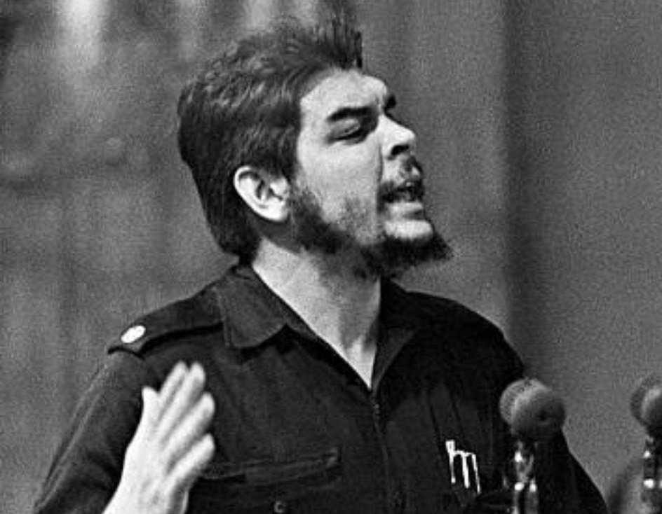 Ernesto “Che” Guevara’nın düşünce dünyasında sosyalizm, yalnızca bir ekonomik sistem değil, insanın insana yaklaşımını kökten değiştiren bir bilinç halidir. Ona göre kapitalizm, bireyi kendi çıkarına hapseden, insanları sınıflara bölen ve toplumun büyük kısmını sömürüye mahkûm