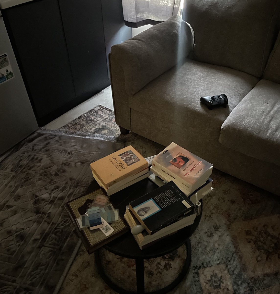 - عشان يكون أول شي أشوفه اذا دخلت.