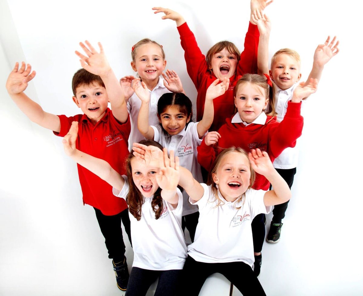 This month, the fantastic LITTLE VOICES franchise celebrates 18 incredible years of inspiring young people to perform! 🥳

Find out more about their 18th anniversary here: littlevoices.org.uk/18-years-of-li…

And find your nearest Little Voices class by visiting dramaclasses.biz