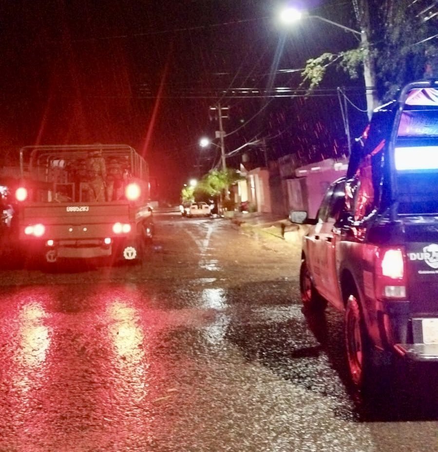 DMSPDGO's tweet image. ⚠️🌧️ Se mantiene recorrido preventivo en la colonia cinco de mayo por parte de elementos preventivos de la Policía Municipal en coordinación con Dirección Municipal de Protección Civil y Bomberos de Durango.
Ante cualquier emergencia comunícate al número 911 🚨👮🏻♀️