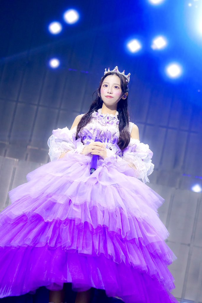 スカートがグラデーションになってて、首元も見えないけど腰周りもキラキラがたくさん付いてるのっ ̫ ‹ ෆ

袖には🎀がついてて、どの角度も可愛い...♡

冠もどこからみても可愛くてとってもお気に入り👑✨️