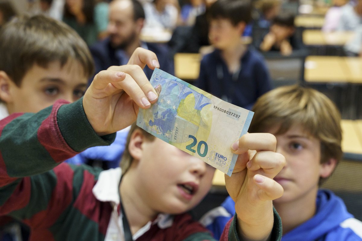 El 9 de septiembre a las 16.00 h (hora peninsular) abrimos el plazo de solicitud de nuestros talleres educativos para el curso 2025-2026.
Este año ofrecemos dos talleres:
☝️ hazQTRente, para fomentar hábitos financieros saludables.
✌️ Conoce el Banco de España, para contarte todo