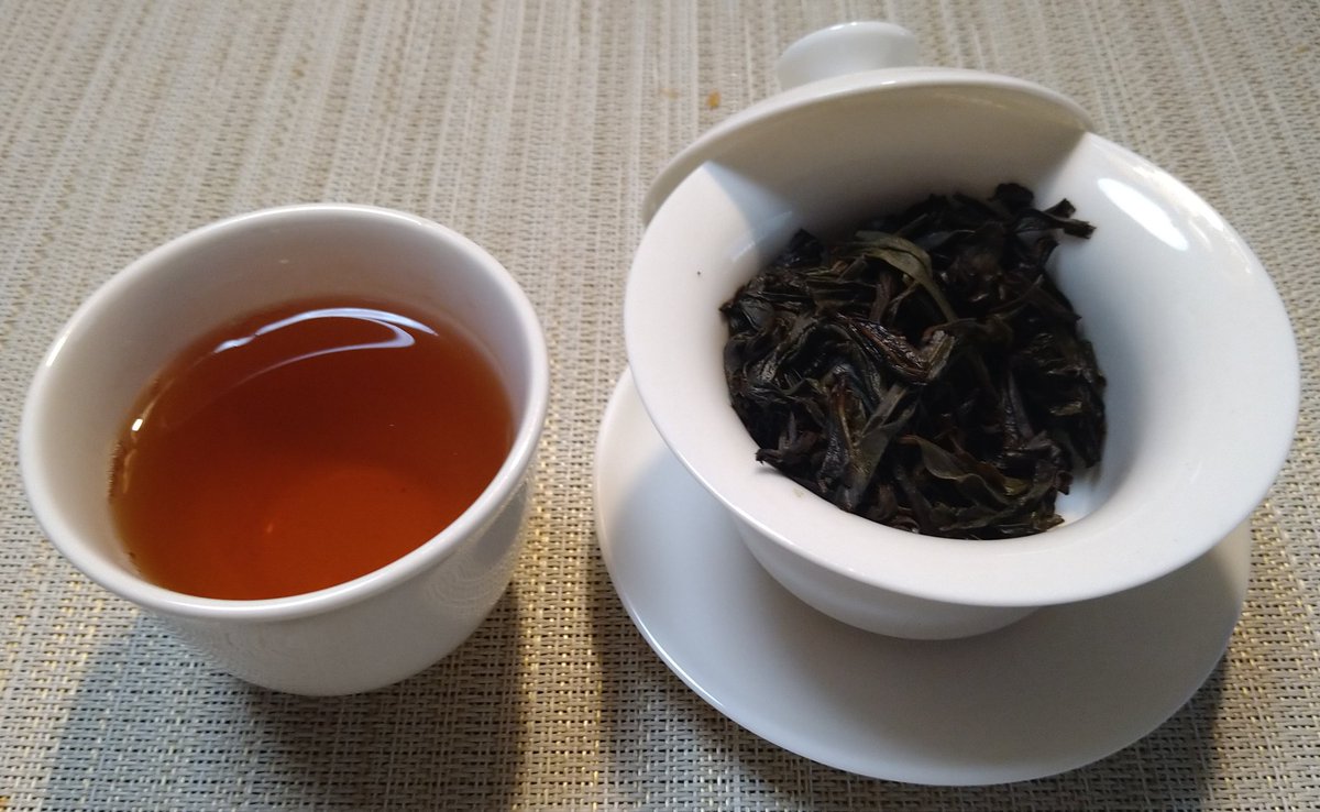 武夷岩茶、丹桂。
華やかな花香と丹桂らしい軽い苦味がある。キリッと背筋を正していただきたい一服