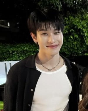 ชอบว่ะ ㅠㅠㅠㅠㅠ คนสวยมีเทสในการแต่งตัวเนี่ย เสื้อดูไม่มีอะไรแต่มี ฮือ สวย 😭🧎🏻‍♂️