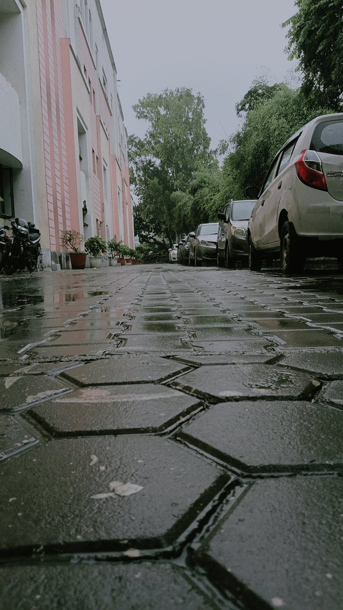 java_nora's tweet image. Campus server cooling naturally… thanks to monsoon ☔💻
#DelhiRains
