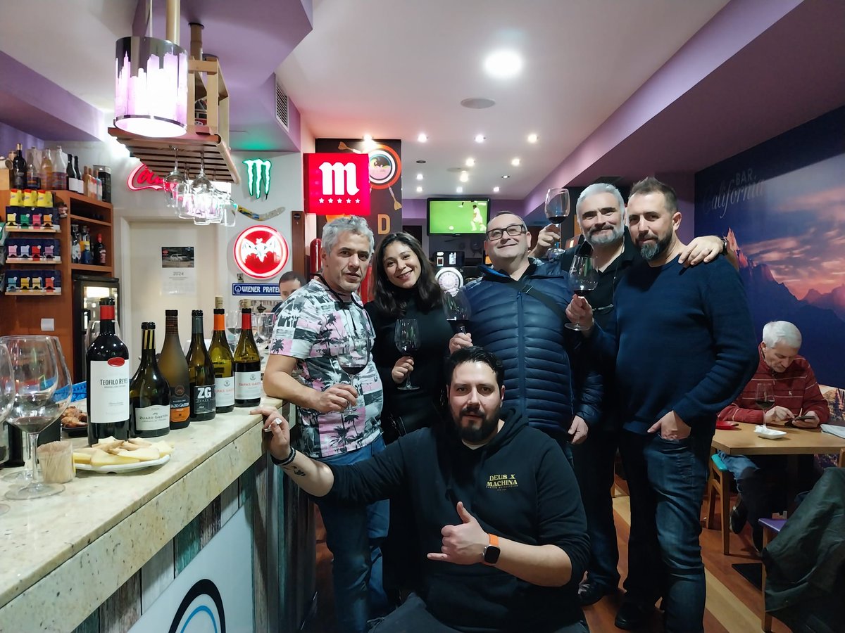 Qué gran recuerdo nos dejó esta cata en el Bar California de Ponferrada junto a su dueño Felipe, Jacinto de Unidos por el Vino y nuestro delegado Jose Ángel Cascudo.

Catamos 6 vinos entre Rioja y Ribera del Duero. ¡Inolvidable! 🍷

#ZuazoGaston #TeofiloReyes