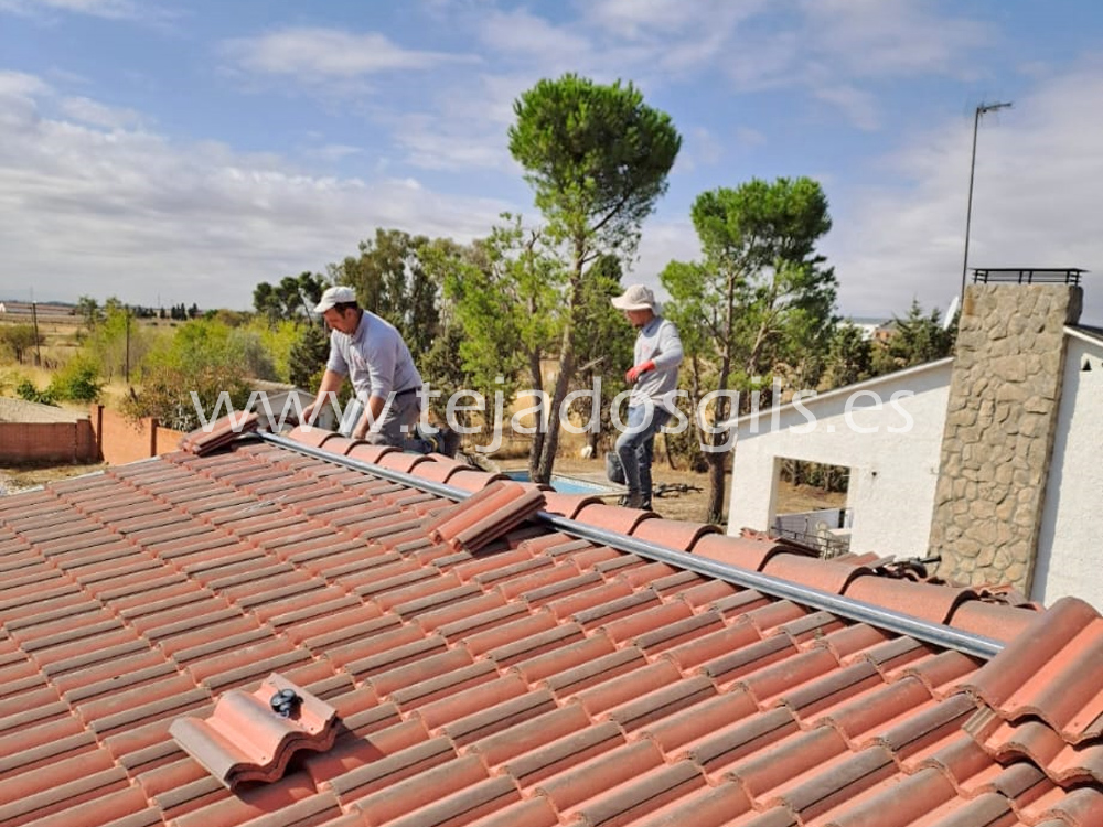 TejadosGILS's tweet photo. Detrás de cada 𝐫𝐞𝐩𝐚𝐫𝐚𝐜𝐢𝐨𝐧 𝐝𝐞 𝐭𝐞𝐣𝐚𝐝𝐨 𝐩𝐞𝐫𝐟𝐞𝐜𝐭𝐚, hay un equipo profesional de 𝒕𝒆𝒄𝒉𝒂𝒅𝒐𝒓𝒆𝒔 𝒆𝒏 𝑴𝒂𝒅𝒓𝒊𝒅 apasionados por su trabajo💪
Si tras el verano tiene un 𝐭𝐞𝐣𝐚𝐝𝐨 𝐪𝐮𝐞 𝐧𝐞𝐜𝐞𝐬𝐢𝐭𝐚 𝐚𝐫𝐫𝐞𝐠𝐥𝐨𝐬 𝐮𝐫𝐠𝐞𝐧𝐭𝐞𝐬 📲LLÁMENOS👷 https://t.co/zq35rETfzF