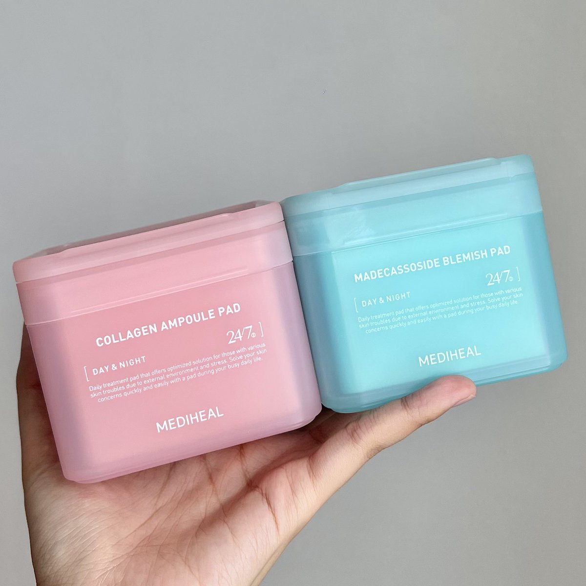 plengssp's tweet image. เปรียบเทียบโทนเนอร์แพดสี่เหลี่ยม #Mediheal สูตรขายดีในเกาหลีและไทย
🩵สีฟ้า Medecassoside อันดับ 1 ในเกาหลี เน้นลดสิว รอยสิว ปลอบผิว แพดคล้ายตาข่ายถี่ๆ
🩷สีชมพู Collagen Ampoule อันดับ 1 ในไทย ช่วยให้ผิวดูเรียบเนียน เต่งตึง กระชับ แพดจะเนียนนุ่ม…