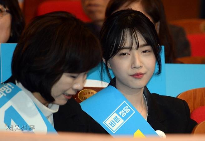 유승민 딸은 좃도 아닌 스펙으로 31살에 교수로 취업했다 ㅋㅋㅋㅋㅋㅋ

 조민은 공부라도 잘했지 
 유승민딸은 ㅋㅋㅋㅋㅋ

 20~30 애들 왜 분노안함?

 입시 반영도 안되는 똥양대 표창장으로 개거품 물던 새끼들이~~~~~~ ㅎㅎ