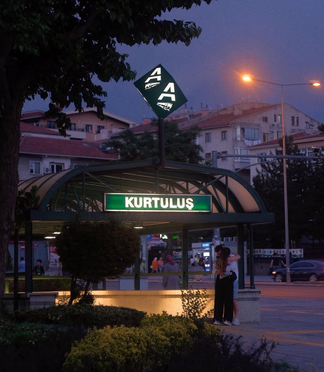 Seninle gece Ankara'da flaşla çekilmiş bulanık ama mutlu bir fotoğrafımız olmalı