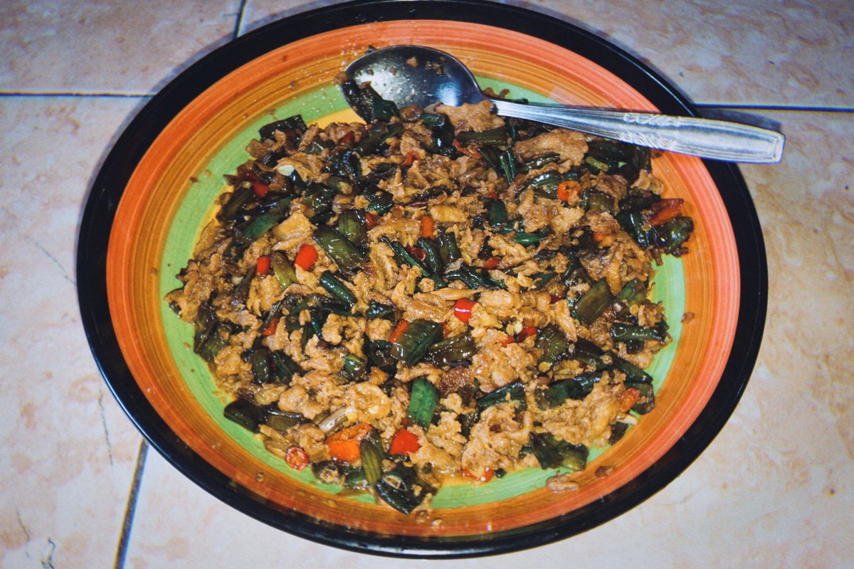 Krn udh terlanjur motong cabe sama bawang merah jadi nya aku tumis kacang panjang sama dicampur orak-arik telur aja deh :)