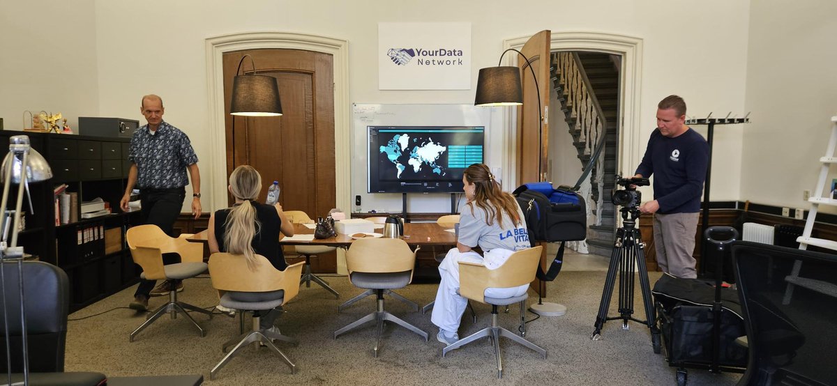 YourDataNetwork's tweet image. 𝗝𝗮𝘄𝗲𝗹: 𝗵𝗲𝘁 𝗱𝗲𝗰𝗲𝗻𝘁𝗿𝗮𝗹𝗲 𝗶𝗻𝘁𝗲𝗿𝗻𝗲𝘁 𝗼𝗽 𝗦𝗕𝗦𝟲.

Onlangs stonden we voor de camera van tv-programma Bouwen aan de Toekomst.
Want als één onderwerp daar thuishoort, dan is het wel decentraal internet.
✅ Geen Big Tech
✅ Data eigenaarschap
✅ Energiezuinig