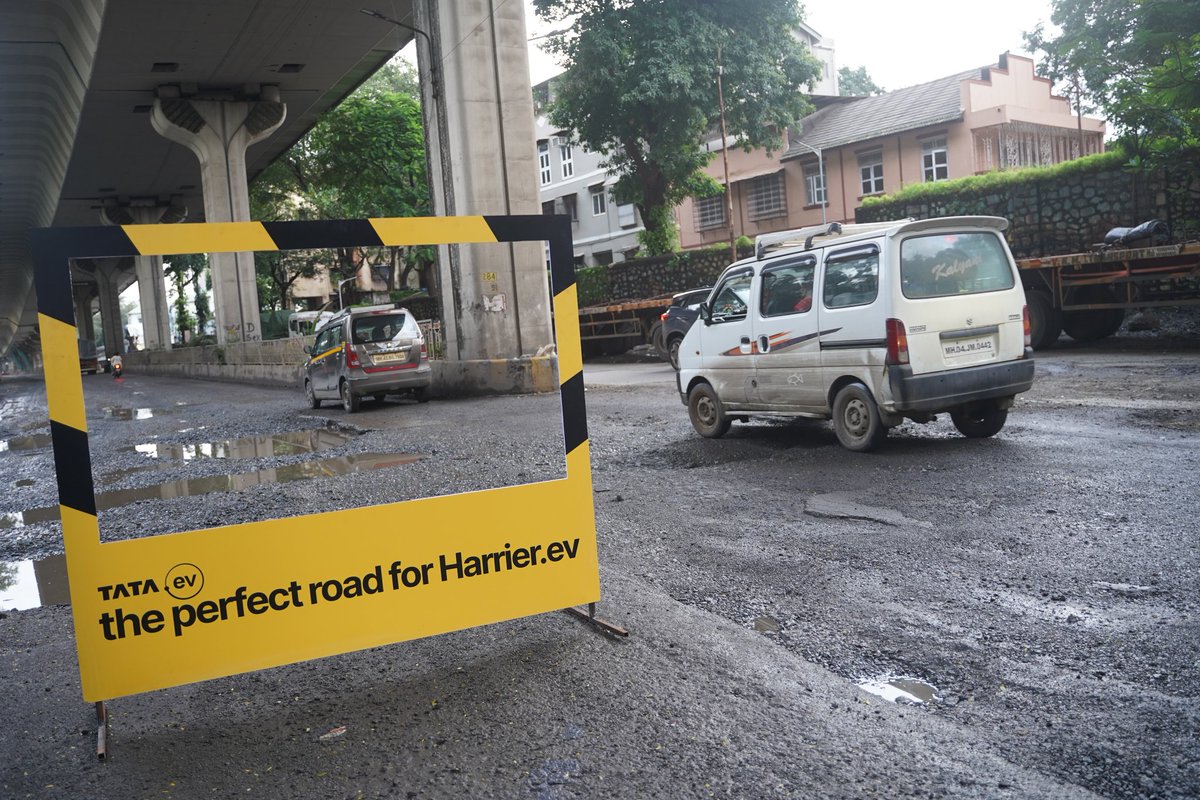 Trendulkar's tweet image. Pothole marketing. Only in India 🇮🇳🫡
