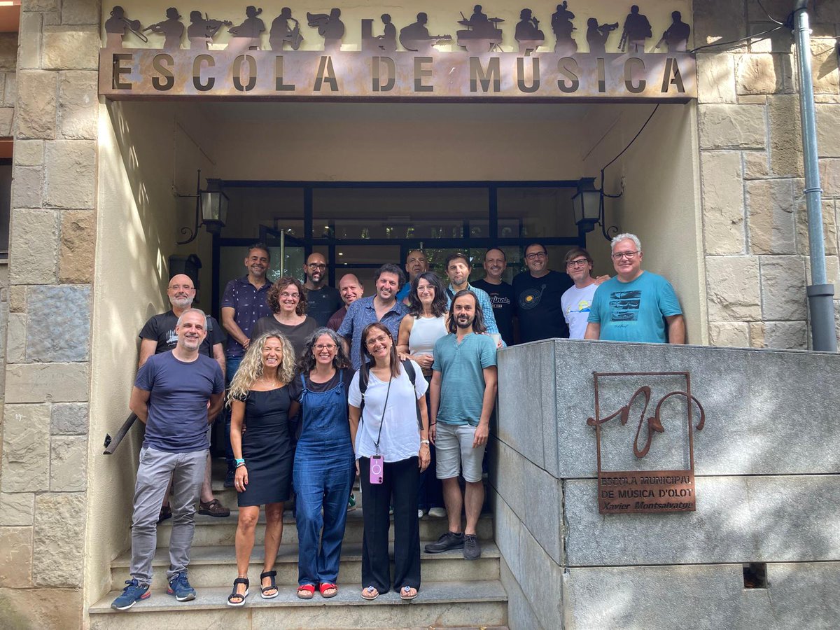 Ahir vam fer el primer claustre d'aquest curs 2025-2026 on vam acabar de perfilar la planificació i novetats del curs.

Bon inici de curs a tothom!!

<a href="/oloteducacio/">Olot Educació</a> <a href="/OlotCultura/">Olot Cultura</a>