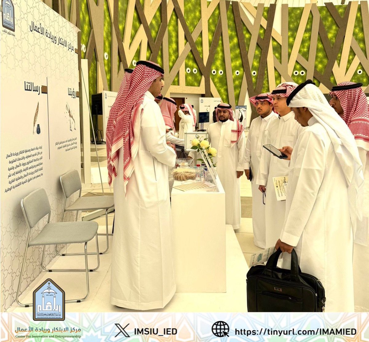 يواصل المعرض التعريفي للطلبة المستجدين، الذي تنظمه عمادة شؤون الطلاب بـ #جامعة_الإمام ، أعماله في بهو الجامعة لليوم الثاني على التوالي، في تقديم الخدمات والاستشارات الأكاديمية لزواره.