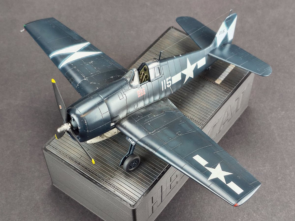 Edkowy Hellcat w wersji granatowej po całości. Podstawka <a href="/ArmaHobby/">Arma Hobby</a>  plus postument z drukarki filamentowej. Pylony zabrane z FM-2 AH.
#TTModelarze
#scalemodel
#WWIIaviation
