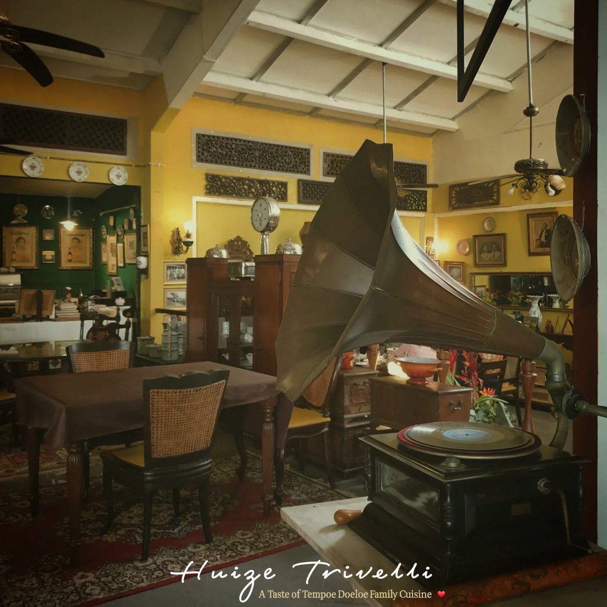 harizsoeoed's tweet photo. @txtdrjkt Halo warga X yang budiman. Kenalin ini usaha kuliner keluarga saya yang berada di Tangerang Selatan.

Bagi pecinta kuliner Betawi-peranakan Tempo Doeloe, silahkan mampir yah. IG: @trivelliofficial  

Tempatnya bisa buat foto-foto juga loh! 

📌 Bintaro Sektor 5. #JakartaJajan https://t.co/XE9yZ4TOo3