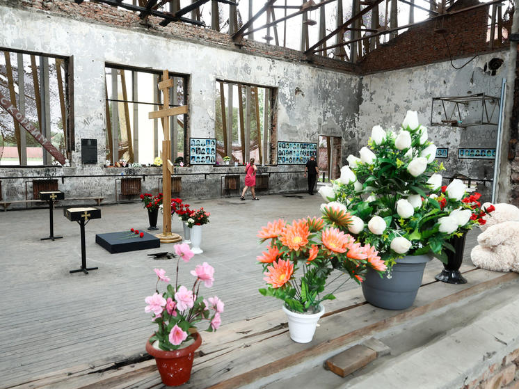 3. 09 -день памяти жертв Беслана🕯️🙏
21 г. назад начался штурм школы в Беслане
Почти 3 дня террористы удерживали 1100 заложников. Школьников, родителей, учителей
(С 09: 15 -1. 09 (мск) до 13:05 -3.09) -51ч. 50мин заложники были в спортзале без еды, воды 
Погибли 334 чел. 186 дети