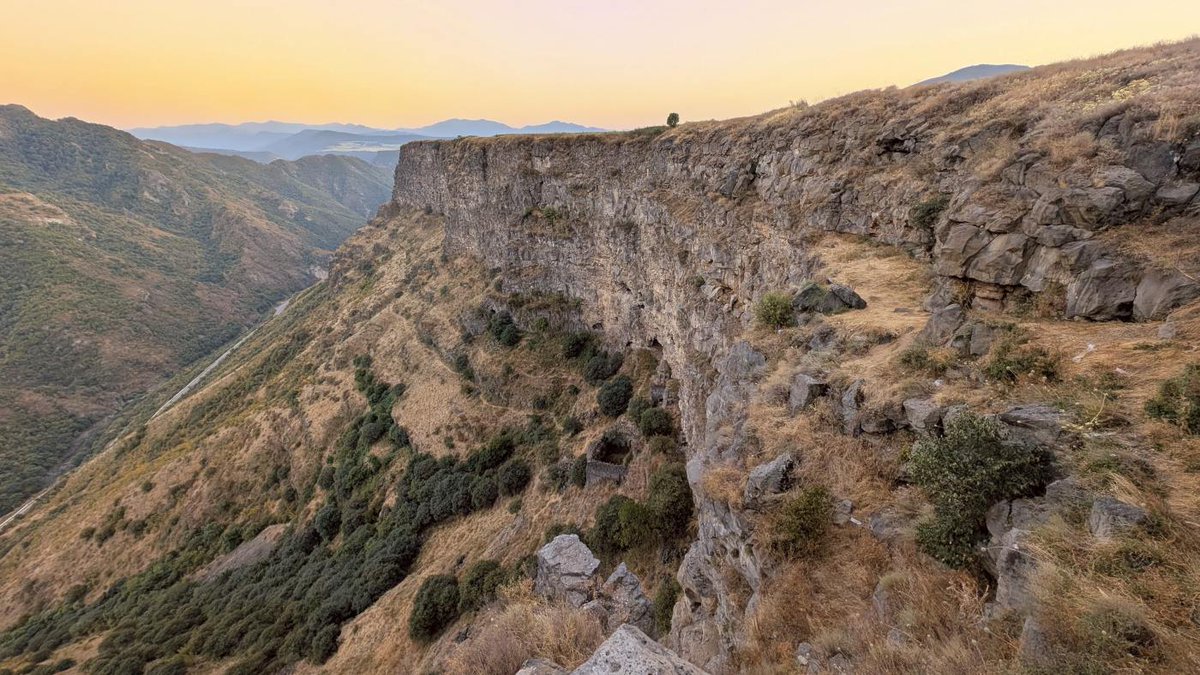 #tesaran ...From the top of the gorge, you get a stunning view of the surrounding mountains, especially beautiful at sunset when the effect is magnified. See the story > desuden.com/surb-nshan-nea…
#Armeniasights #travelblog #photostory