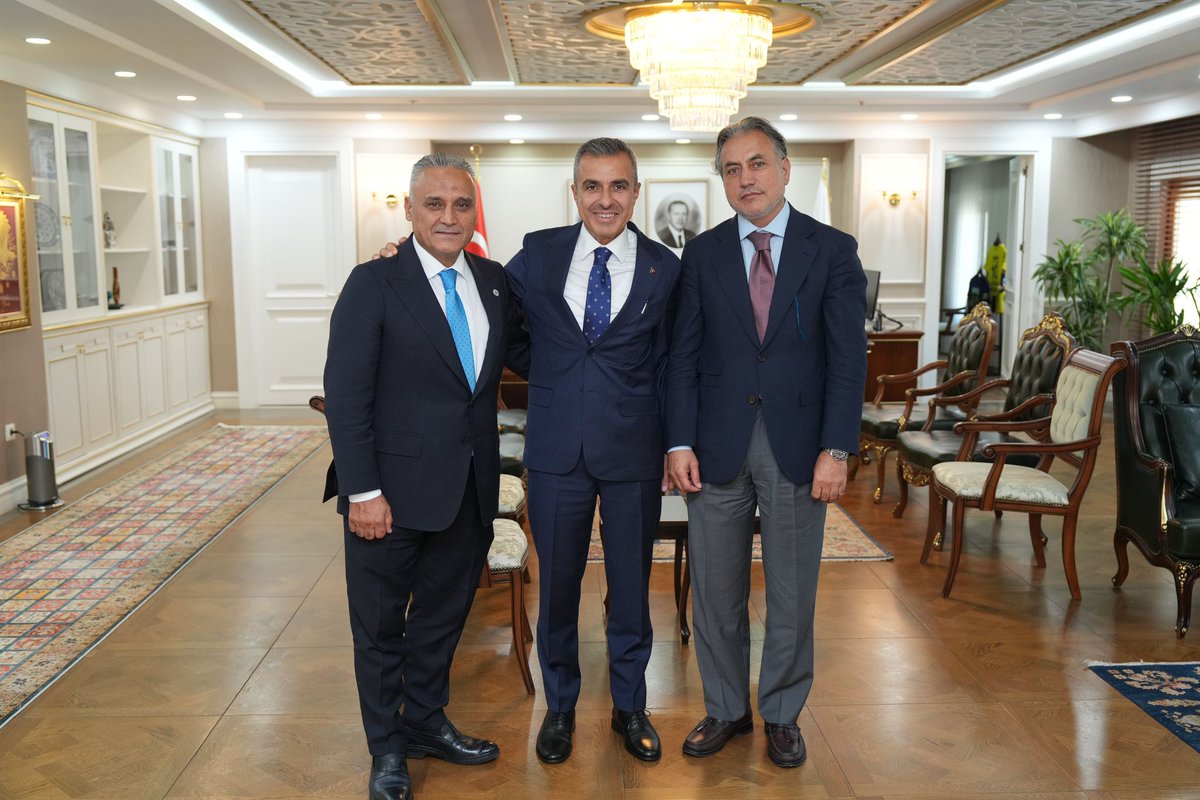 İstanbul Terziler Odası Başkanı Sayın Turan Aydoğdu ile İstanbul Kadın Kuaförler ve Manikürcüleri Esnaf ve Sanatkarlar Odası Başkanı Bayram Ali Yatkın ve beraberindekiler Kaymakamımız Sayın Abdullah Atakan Atasoy'u ziyaret etti.

Nazik ziyaretleri için kendilerine teşekkür