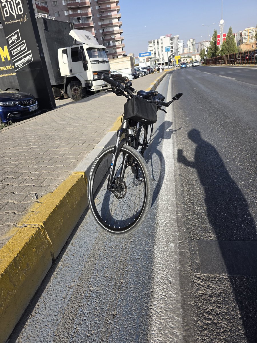 Sayın valim, sayın belediye başkanım. Bisikletle kampüse doğru yola çıktığımda sürekli ölüm tehlikesi yaşıyorum. Bisikletli canlar ölmesin diye güzergah boyunca, acil önlem alınması (dubaların konulması gibi)  gerekmektedir. <a href="/MardinValilik/">Mardin Valiliği Destek</a> <a href="/MardinBuyukshr/">Mardin Büyükşehir Belediyesi</a> <a href="/KarayollariGM/">Karayolları Genel Müdürlüğü</a> <a href="/csbgovtr/">T.C. Çevre, Şehircilik ve İklim Dğş. Bakanlığı</a>