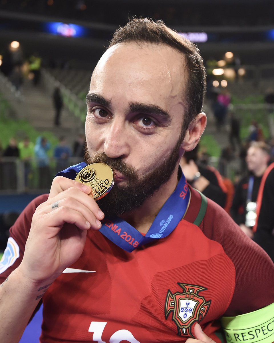 É o dia do 𝗚𝗢𝗔𝗧 𝗱𝗼 𝗙𝘂𝘁𝘀𝗮𝗹 🐐🇵🇹 Parabéns, Ricardinho 🎂

#FazHistória | <a href="/ricardinho10ofi/">ricardinho10</a>