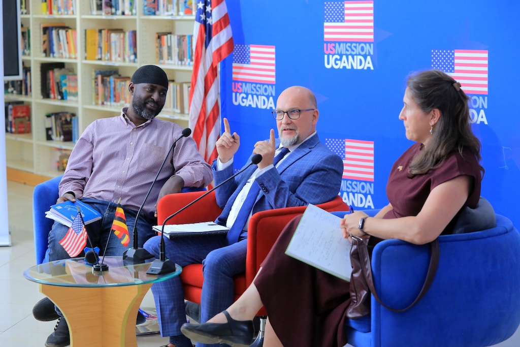 USEmbassyUganda's tweet image. #AmericanCenterKampala hosted @USEmbassyUganda Deputy Chief of Mission Mikael Cleverley for a conversation on diplomacy with Ugandan participants of the Early Careers Foreign Policy Program and @AhmedhadjiProf. Their remarks reinforced the importance of promoting mutual…