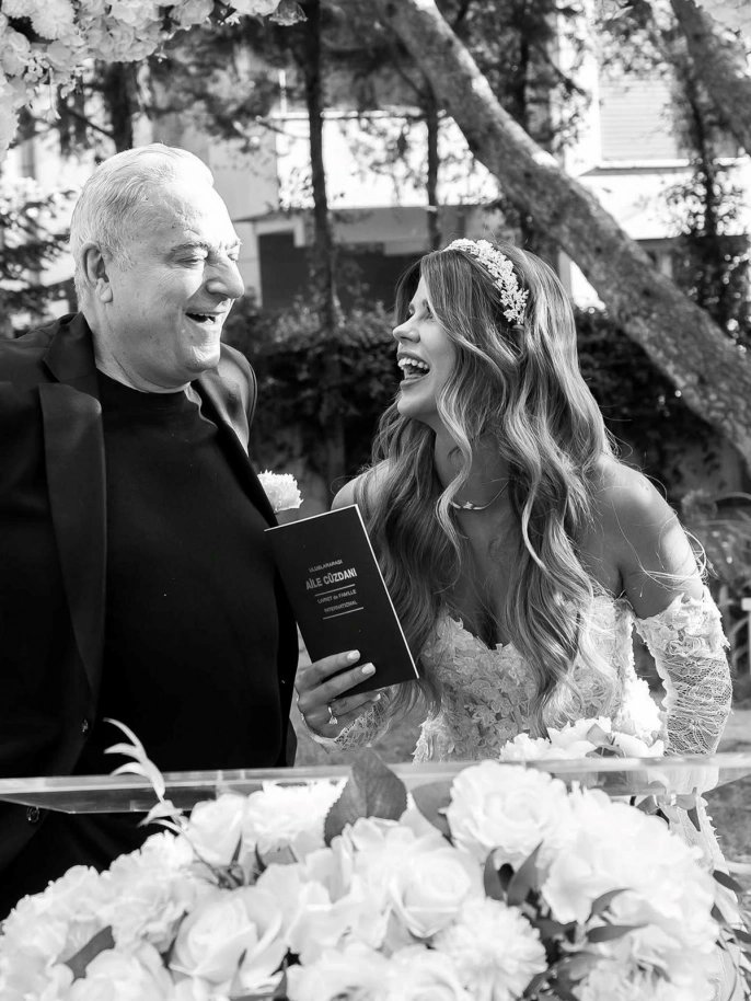 Gülseren Ceylan ile evlenen Mehmet Ali Erbil, "Aranızda kaç yaş var?" sorusuna cevap verdi: 

"40 canım, alt tarafı. Rakamların önemi var mı arkadaşlar? Sadece rakam."