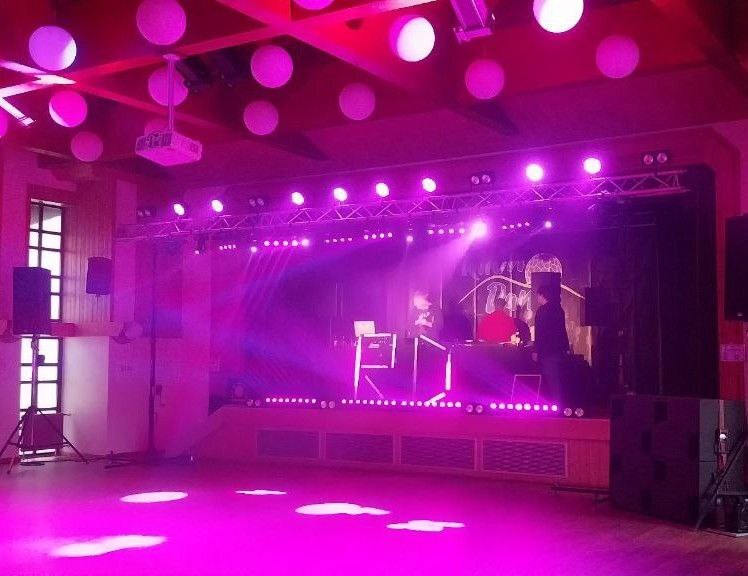 ❄️ Eine eisige Stille breitet sich im Wald aus. 🌳
Denn ohne das Technikteam bleibt's still!
DMX, ArtNet und XLR sind für euch keine Fremdsprache und FOH ist euer Zuhause?
Dann seid ihr richtig:
Wir suchen aktuell Technik-Verstärkung für den #RhönDance