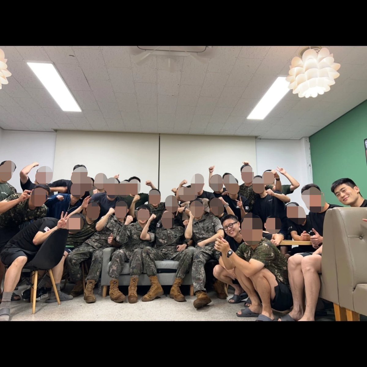 250903 오늘 육사 군악대 전역하신 분들 인스타 단체사진 속 재현이들
#JAEHYUN #재현 #NCT