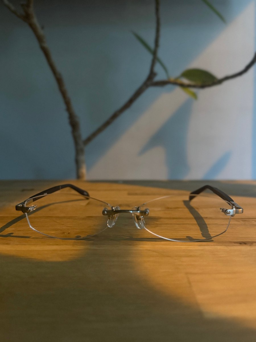 eyeone_megane's tweet image. ドラマや映画の力って本当に大きい。
再放送中の「ガリレオ」で福山雅治さんがかけている CHRONIC（クロニック） のメガネ。
ただの小道具が“憧れの一本”に変わり、お問い合わせが急増しています。
テレビのシーンが日常を彩る特別な瞬間に。
#CHRONIC #クロニック
#ガリレオ #福山雅治
 #RPGeyewear