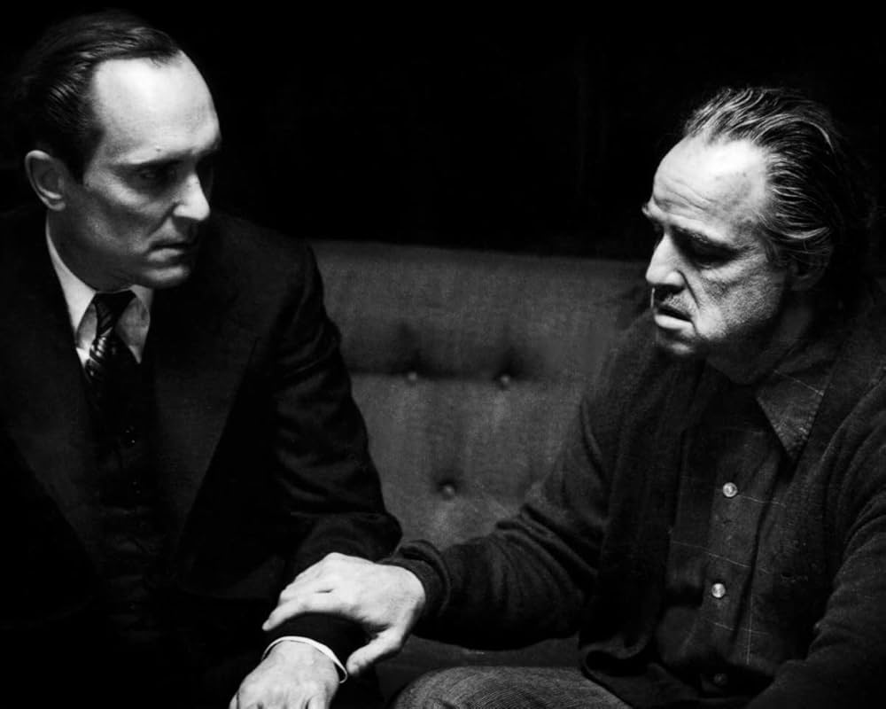 Y cuando dice "familia" no lo dice en sentido de parentesco, ni siquiera de partido, lo dice en los términos exacto que lo usaba Marlon Brando cuando se refería Robert Duvall.