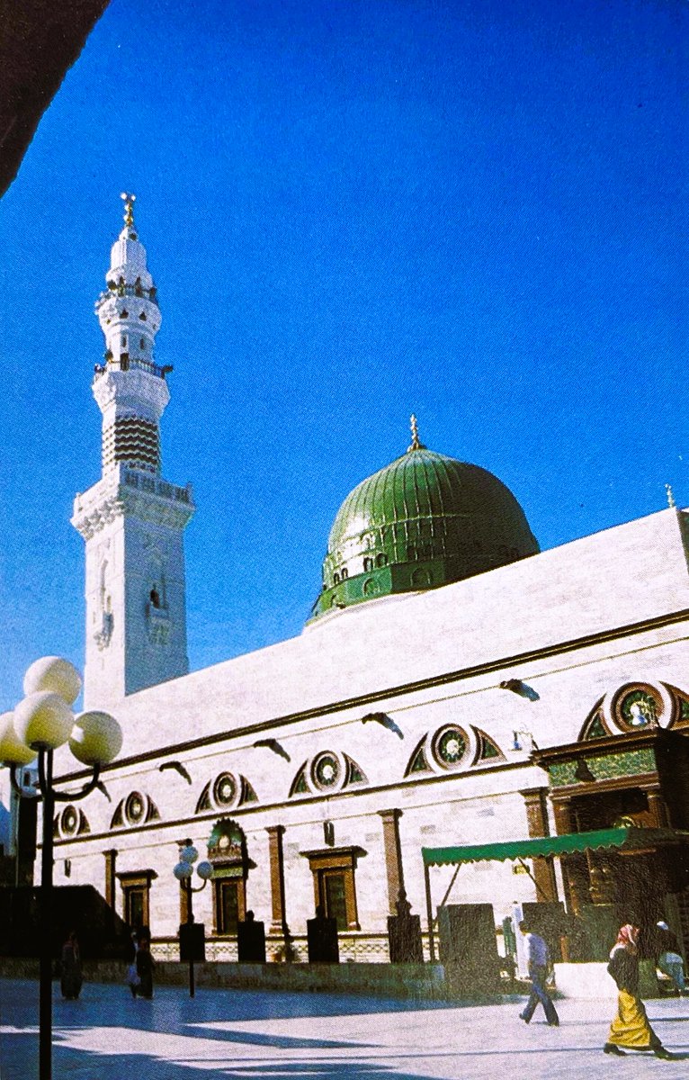 ههنا التقى سيدنا جبريل عليه السلام برسول الله ﷺ وجلس معه على مكان مرتفع فمر بهما حارثة بن النعمان رضي الله عنه فرأى رسول الله ﷺ جالسا مع رجل فلم يسلم لئلا يشغلهما فلما ذهب سأل جبريل عليه السلام رسول الله ﷺ من هذا قال هذا حارثة بن النعمان فقال لو سلم علينا لرددنا عليه .