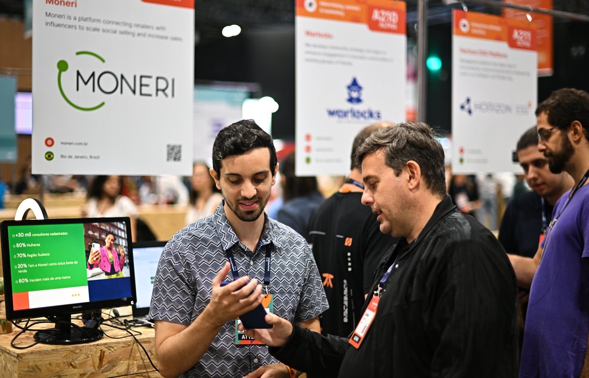 WebSummit's tweet image. From PITCH to Startup Showcase and 40 words, there are tons of opportunities for startups to make their mark at #WebSummit 🤩