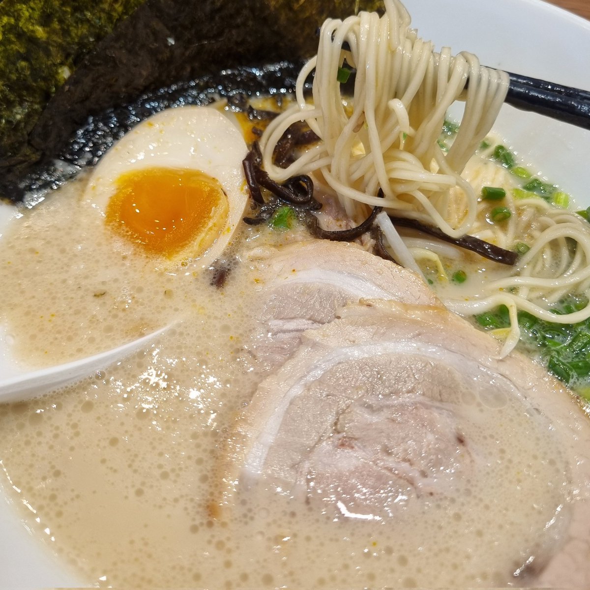 งั่มๆๆๆๆๆๆ 🍜 เม่ออย่าลืมหาไยกิงนะะ
#Esmeral