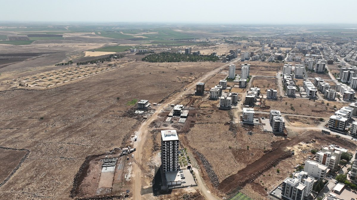 Siverek’te Ulaşım Sorunlarına Neşter🚧 

Şanlıurfa Büyükşehir Belediyemiz, Siverek Çevreyolu projesiyle ilçemizin ulaşım altyapısına önemli bir yatırım daha yapıyor.

📍 5 kilometrelik çevreyolu ile araçlar, Siverek merkezine girmeden Diyarbakır, Viranşehir ve Şanlıurfa
