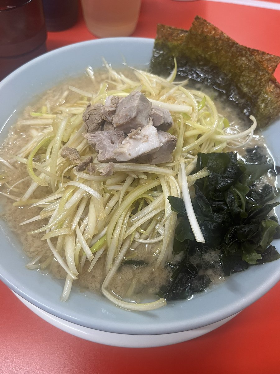ニューラーメンショップ主水のネギラーメン

久しぶりに定番メニュー。相変わらずネギの量がすごい❤️ライス一杯無料サービスもありがたい❤️こってりが重く感じる年齢になってきたけど時々食べたくなる一杯。
ご馳走様でした😋
#ニューラーメンショップ主水 
#瀬戸市 
#ネギラーメン