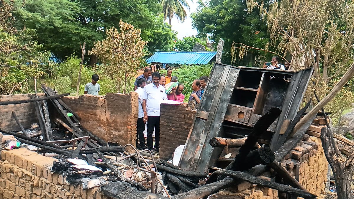 SivakumarState's tweet image. மயிலம் சட்டமன்றத் தொகுதி வல்லம் ஒன்றியம் ஈச்சூர் குமார் அவர்களின் வீடூ எதிர்பாராத விதமாக தீப்பற்றி எரிந்து முழுவதும் சேதம் அடைந்ததை அறிந்த  நேரில் சென்று நிதி உதவி மற்றும் தேவையான அத்தியாவசிய பொருட்கள் வழங்கினேன்...