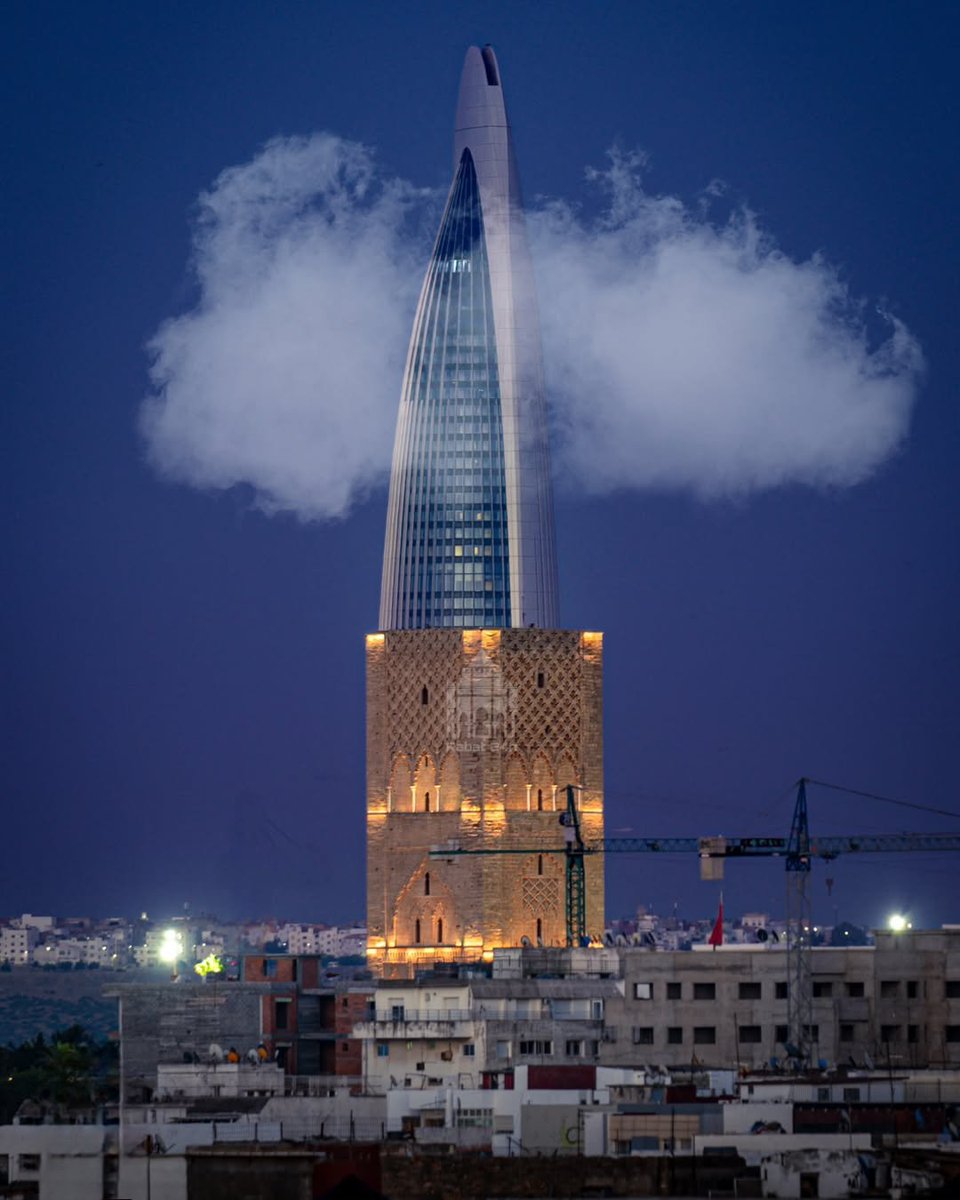 ✨ بين صومعة حسان التي شيّدها الموحدون قبل 822 عاماً، وبرج محمد السادس الأعلى في إفريقيا، يمتد جسر من الماضي إلى الحاضر. تاريخ شامخ يلتقي بحاضر مشرق، ورمزان يختزلان عزة المغرب وفخر كل مغربي 🇲🇦💚

 #فخورون_بملكنا