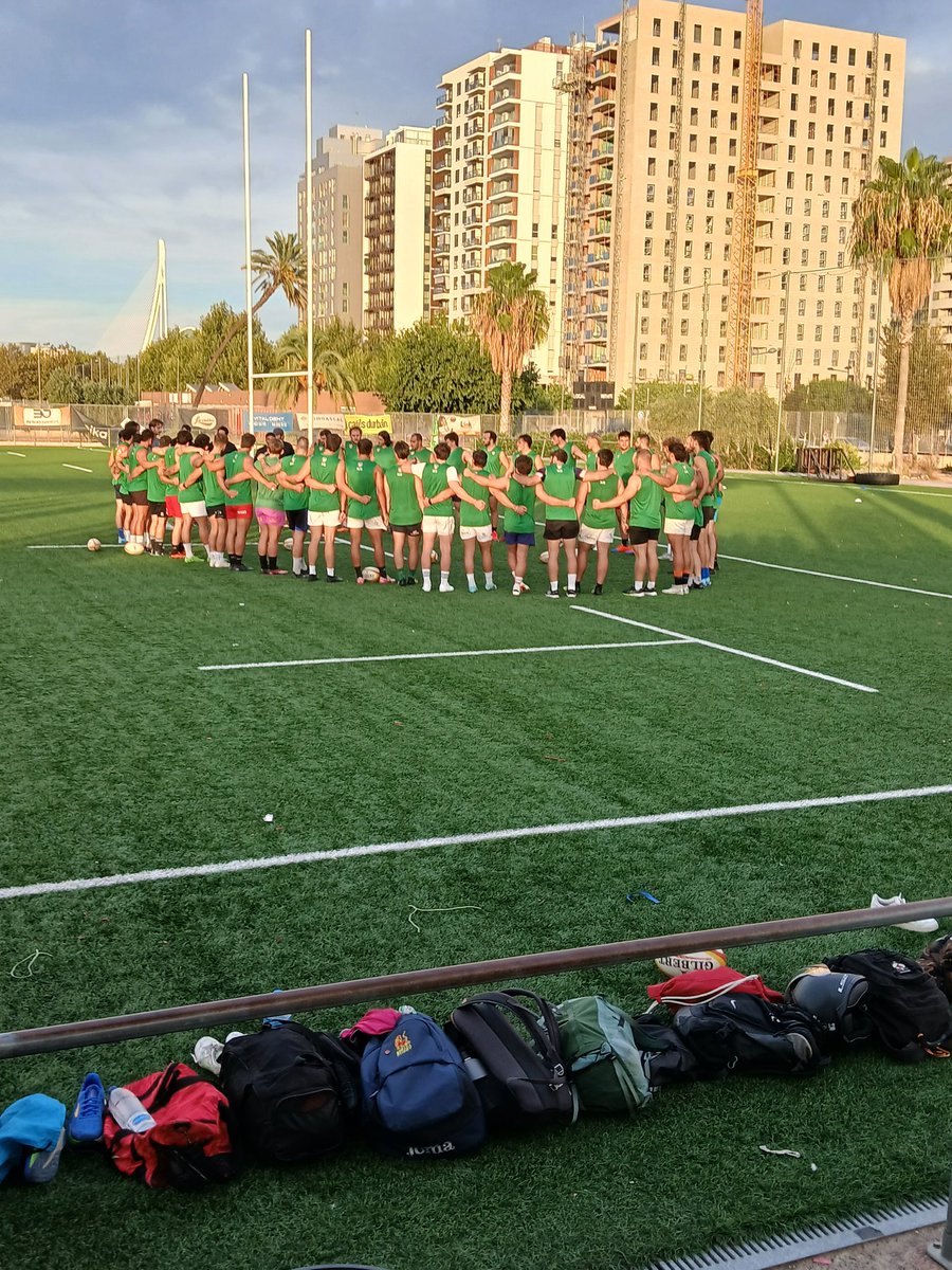 Ayer viendo entrenamiento de <a href="/valenciarugby/">Rugby Club Valencia</a> en 4 Carreres 🏉😎🏉