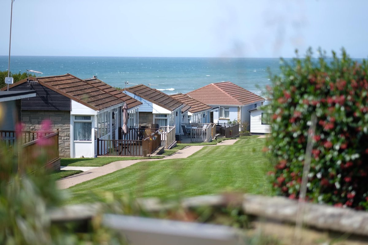 TheHolidayCots's tweet image. From stunning sandy beaches and thrilling surf to scenic walks along the South West Coastal Path, there’s something for everyone to enjoy. Make Golden Bay Holiday Village your base and experience the very best of North Devon. 🌊🌿

🛏️ Sleeps 6
theholidaycottages.co.uk/devon/7513

#NorthDevon