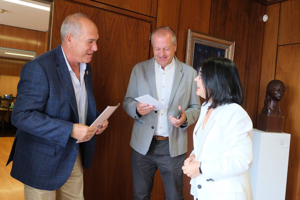 CarolinaDarias's tweet image. 🎊Un año más el @aytolpgc con las #FiestasDelPino2025

🔹Reunión con, José Agustín Arencibia, alcalde de @AytoTeror para apoyar en la logística de este evento tan especial

🤝El @aytolpgc colabora con:
 ✔️@LimpiezaLPGC
✔️@PoliciaLPA y @ProteCivilLPA

➡️¡Nos vemos en #Teror!