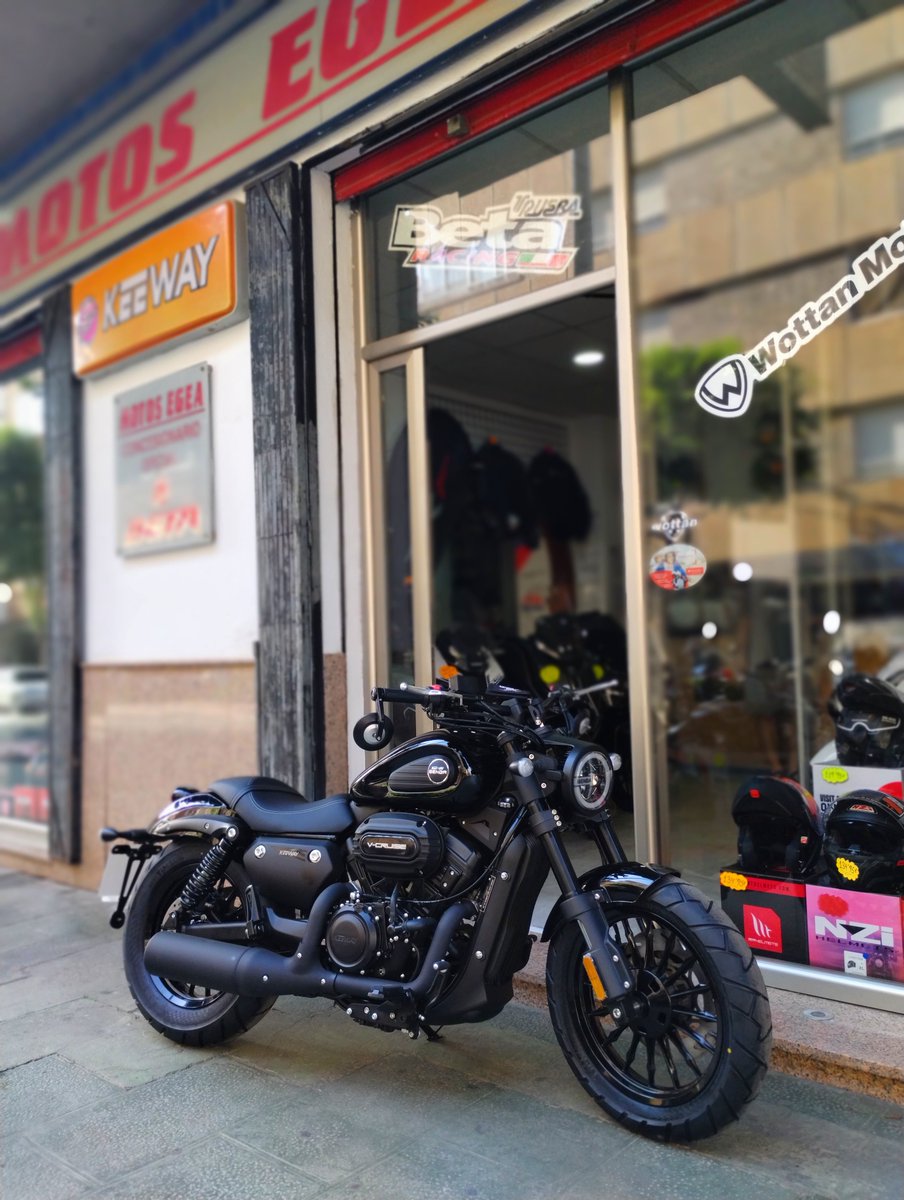 MotosEgea's tweet photo. Motor en V refrigerado por agua con una potencia de 14 CV, transmisión por correa y puro diseño custom. Otra bellísima #Keeway Vcruise 125 rodando por nuestra #almeria 😍
¡¡Mil gracias a su nueva dueña!!👍
#keeway #custom125 #moto125 #MovilidadUrbana #rutasenmoto #rutasmoteras https://t.co/FuciwOHK70