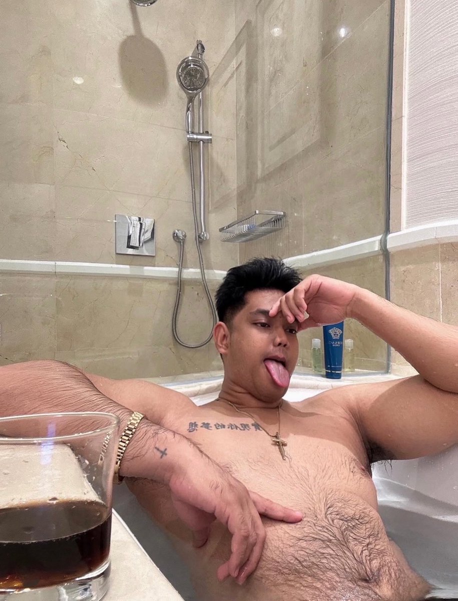 superjohnrey's tweet photo. Funny big baby fits in small tub 😅 https://t.co/JEP0TmsXbw
